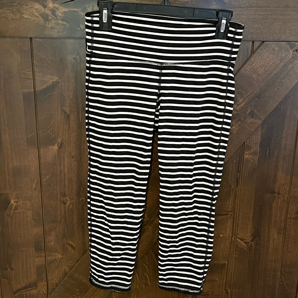 Athleta size M cropped black and white stripe workout leggings